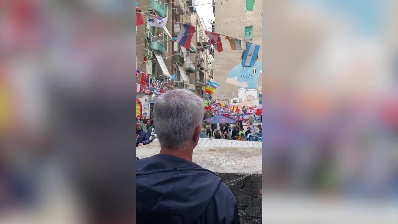 Napoli, José Mourinho rende omaggio a Maradona davanti al suo murale ai Quartieri Spagnoli