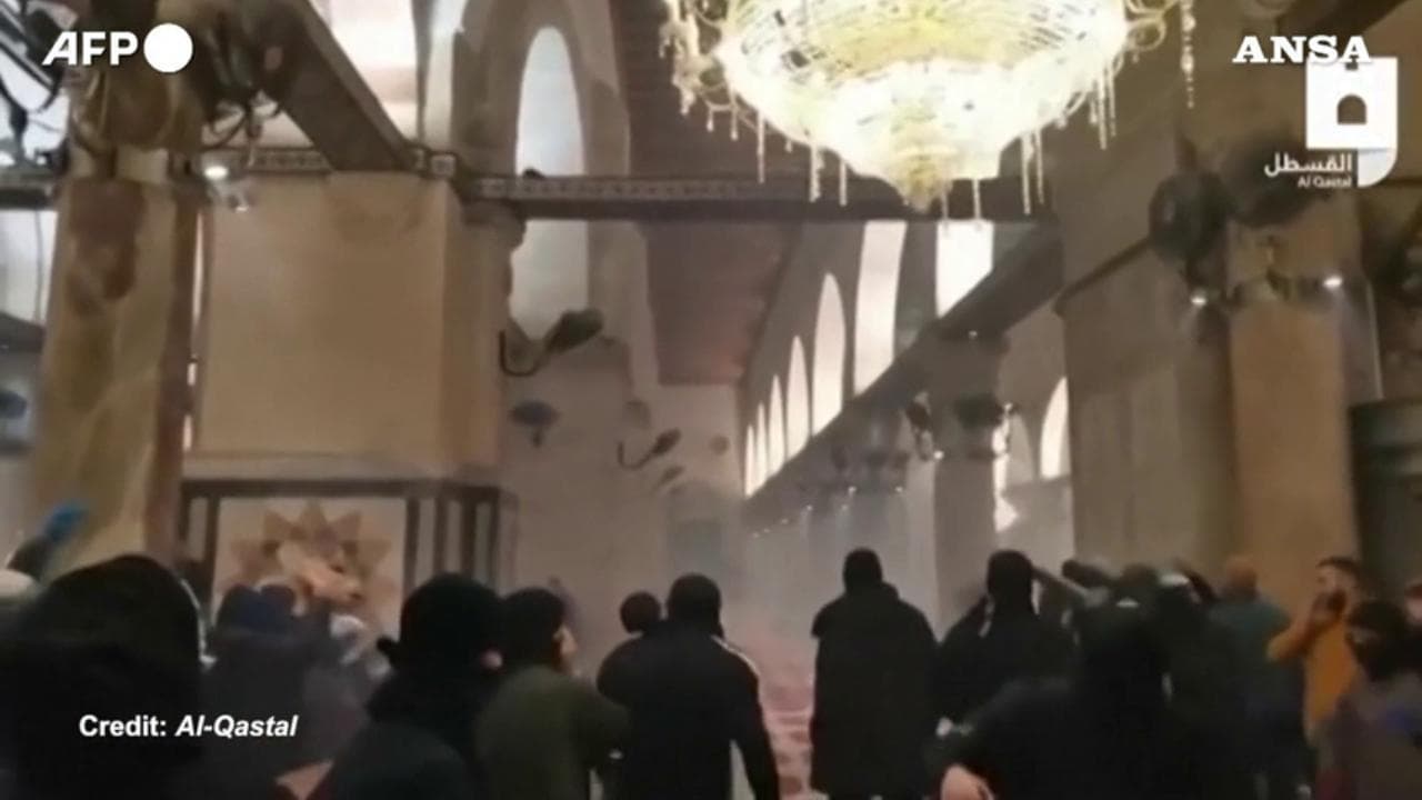 Gerusalemme, i palestinesi ripuliscono la moschea di al-Aqsa da macerie e detriti