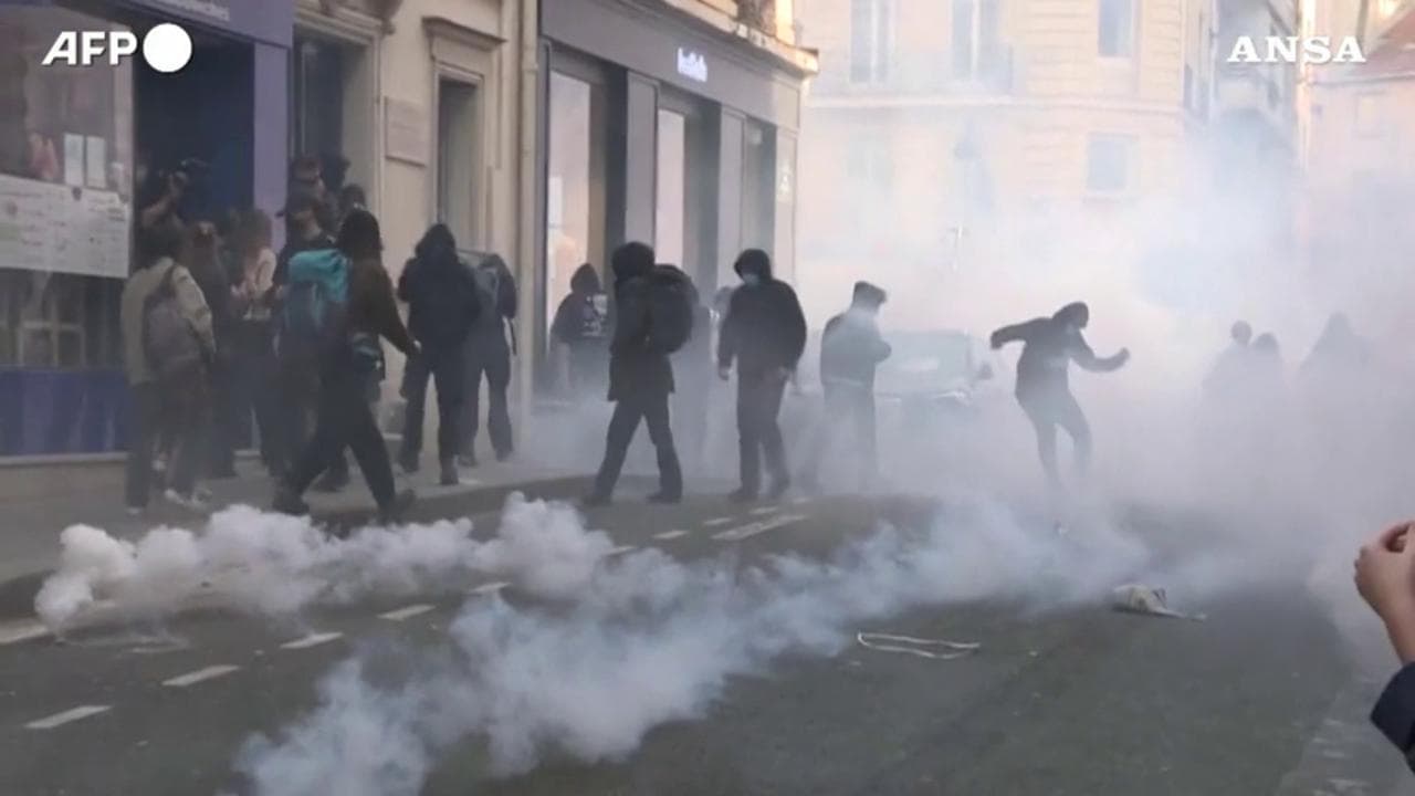 Eliseo 2022, scontri fra polizia e studenti vicino all'università della Sorbona