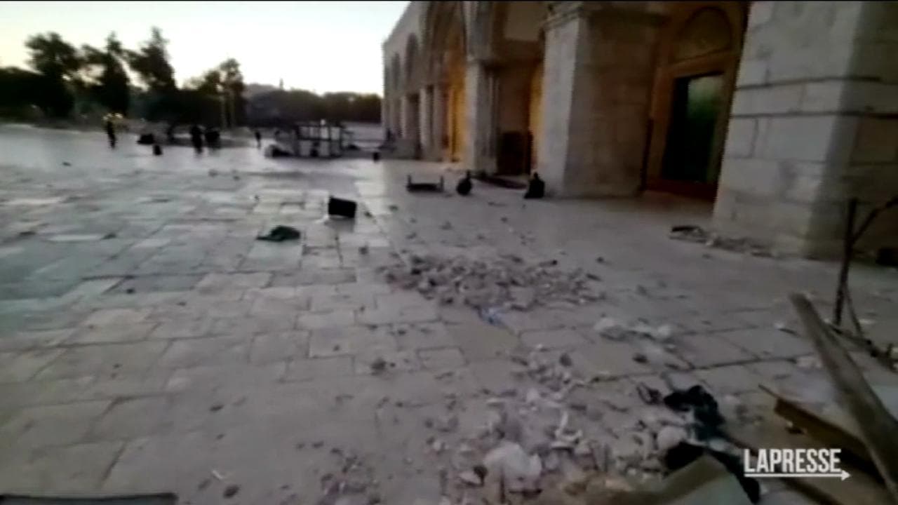 Gerusalemme, la devastazione dopo gli scontri tra polizia e palestinesi alla moschea di Al-Aqsa