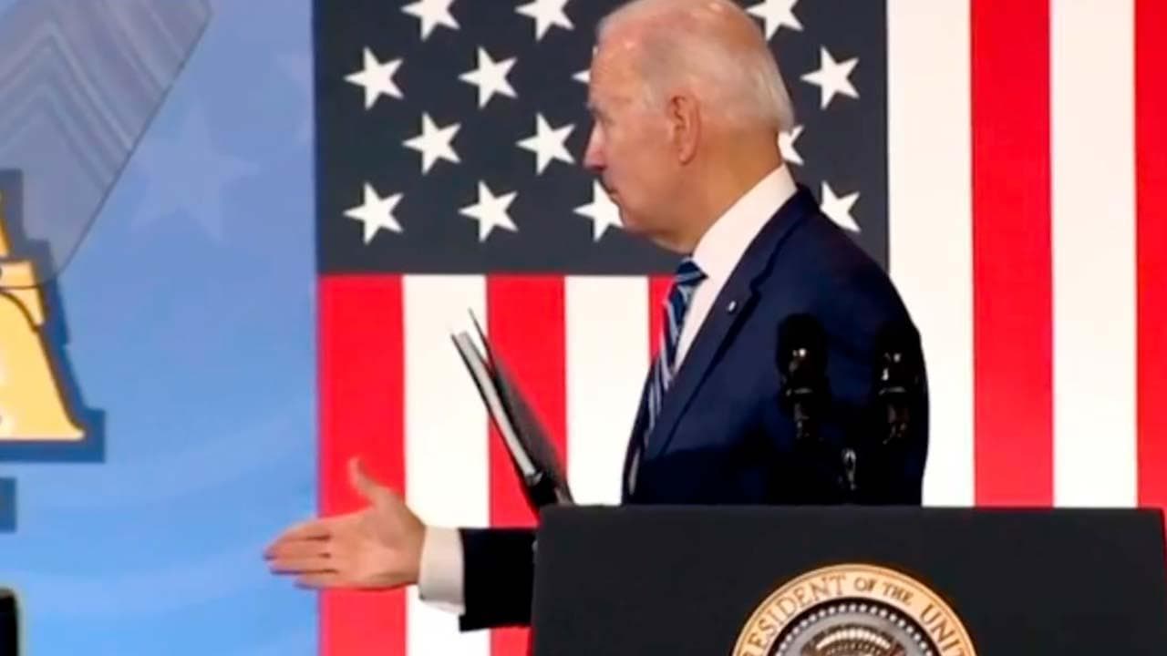 Usa, gaffe di Biden: finito il discorso si volta per stringere la mano, ma non c'è nessuno al suo fianco