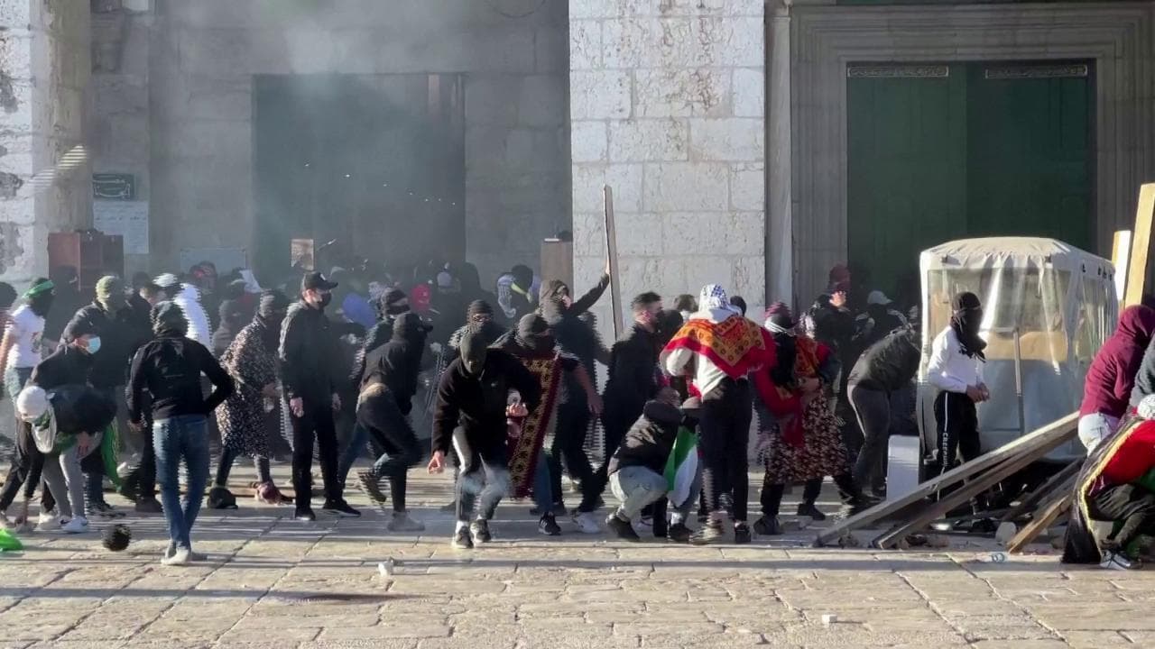 Gerusalemme, scontri tra polizia e palestinesi sulla Spianata delle Moschee