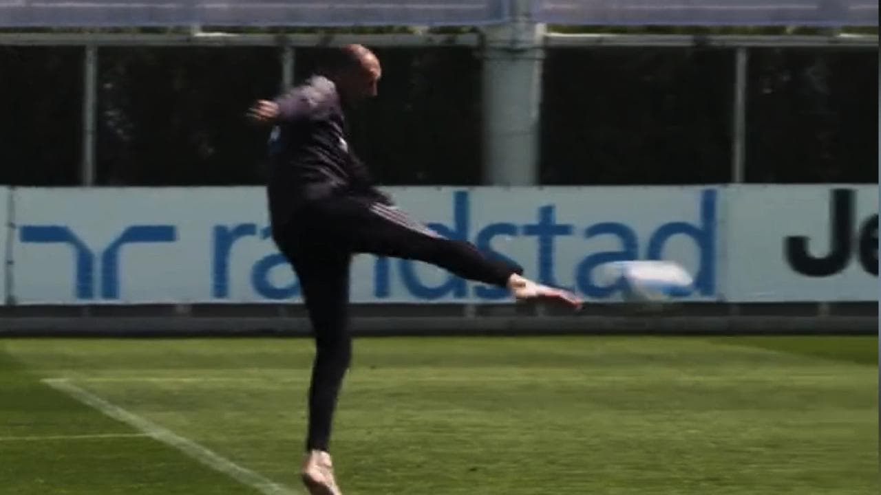 Juventus, Allegri a piedi nudi si esercita nei tiri al volo nell'allenamento dei bianconeri