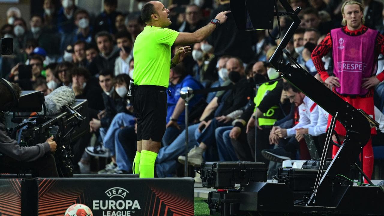 Europa League, ecco perché l'arbitro Lahoz non ha concesso il rigore all'Atalanta contro il Lipsia