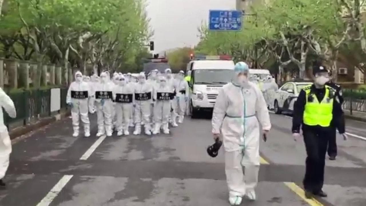 Shanghai, manifestazioni di protesta in strada contro il lockdown. La polizia interviene