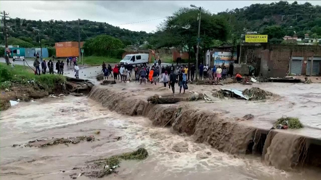 Sudafrica, le piogge torrenziali provocano decine di morti: le frane hanno devastato Durban