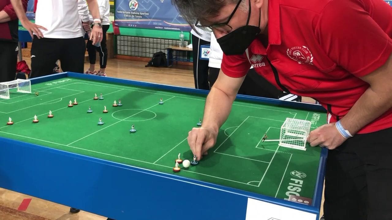 Campionato italiano di Subbuteo: quando la nostalgia corre sulla punta delle dita