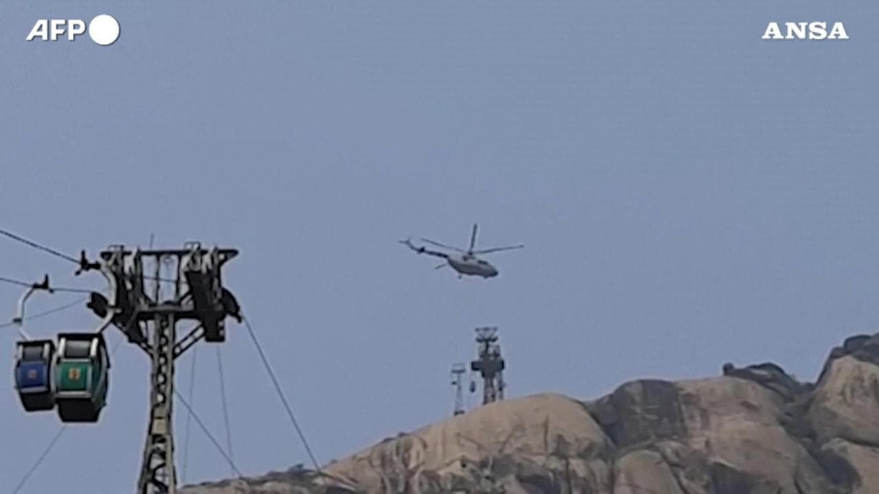 India, turisti in funivia sospesi nel vuoto a Trikut: le operazioni di soccorso