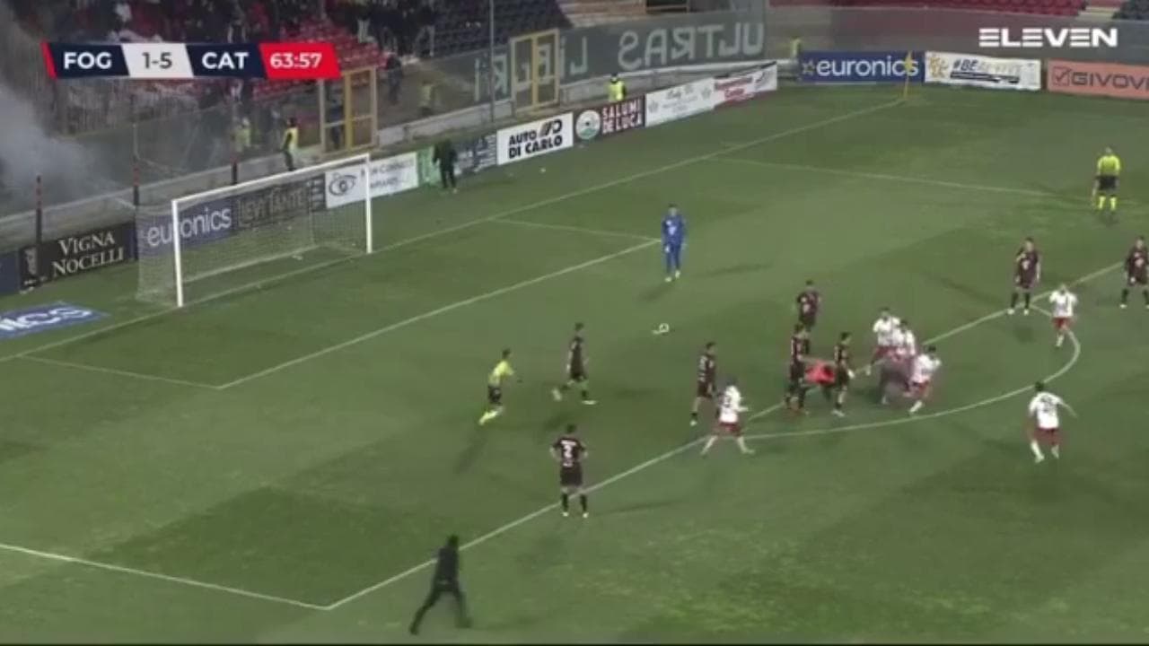 Serie C, follia in Foggia-Catanzaro: gli ultrà invadono il campo per aggredire l'ex, Iemmello