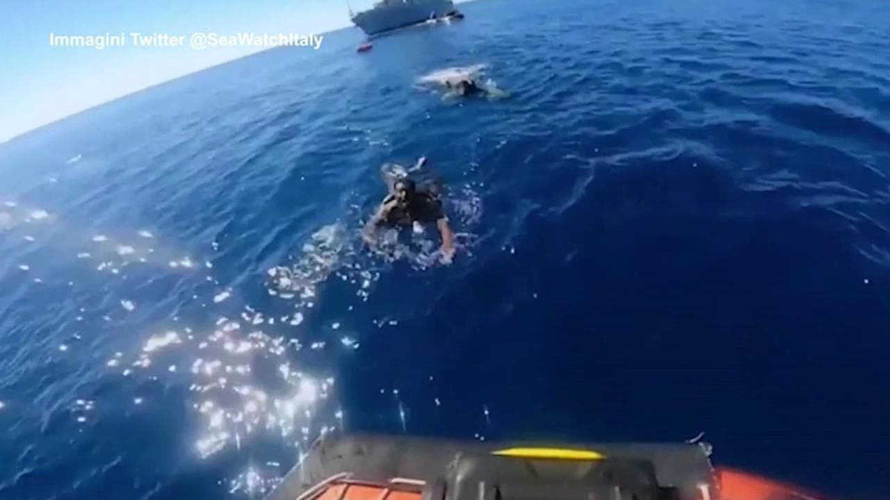 Migranti, un altro naufragio nel Mediterraneo: le immagini drammatiche dei salvataggi di Sea Watch