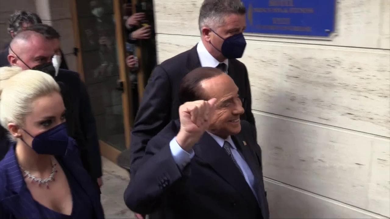 Il ritorno di Berlusconi sul palco: tra cori, battute, vecchi cavalli di battaglia e standing ovation