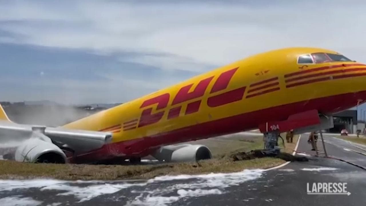 Costa Rica, cargo Dhl si spezza in due durante atterraggio di emergenza
