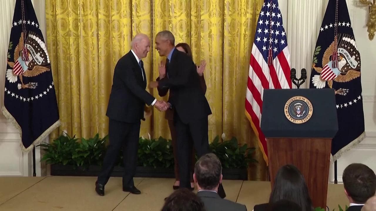 Obama torna alla Casa Bianca e scherza con Biden chiamandolo "Vice presidente"