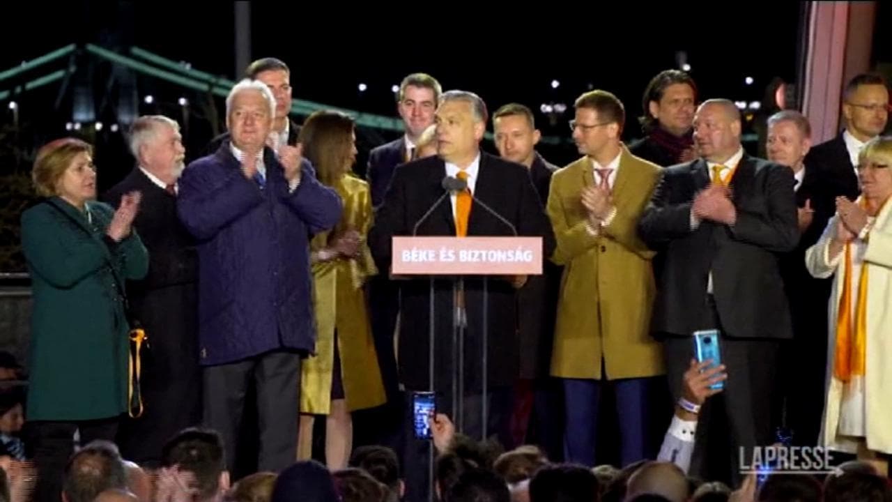 Orban festeggia la vittoria elettorale: "Abbiamo vinto contro Soros, i burocrati Ue e Zelensky"