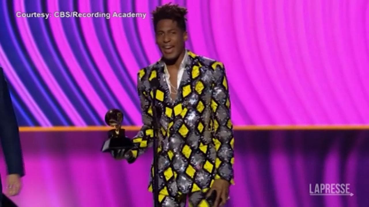 Grammy, la gioia dei premiati sul palco di Las Vegas: l'esultanza di Jon Batiste e Olivia Rodrigo