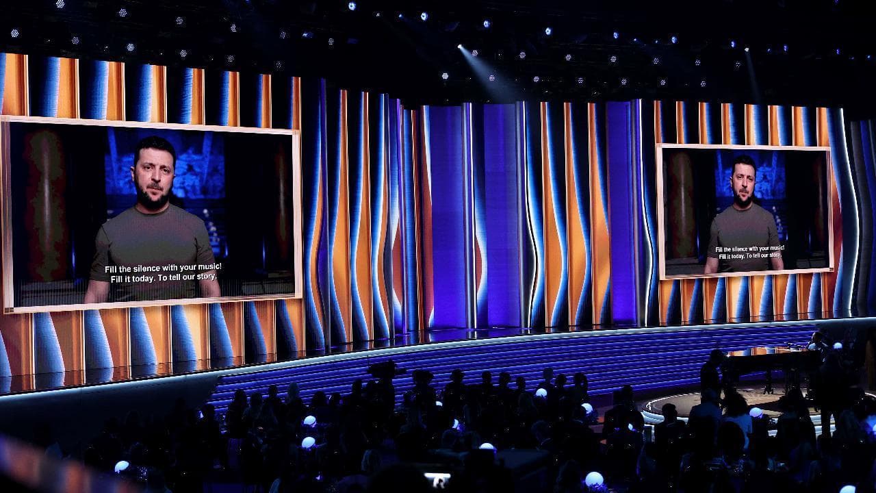 "Riempite il silenzio della morte con la musica": Zelensky parla ai Grammy 2022
