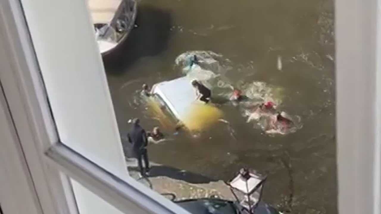 Amsterdam, fuga dei turisti dal furgone che affonda nel canale