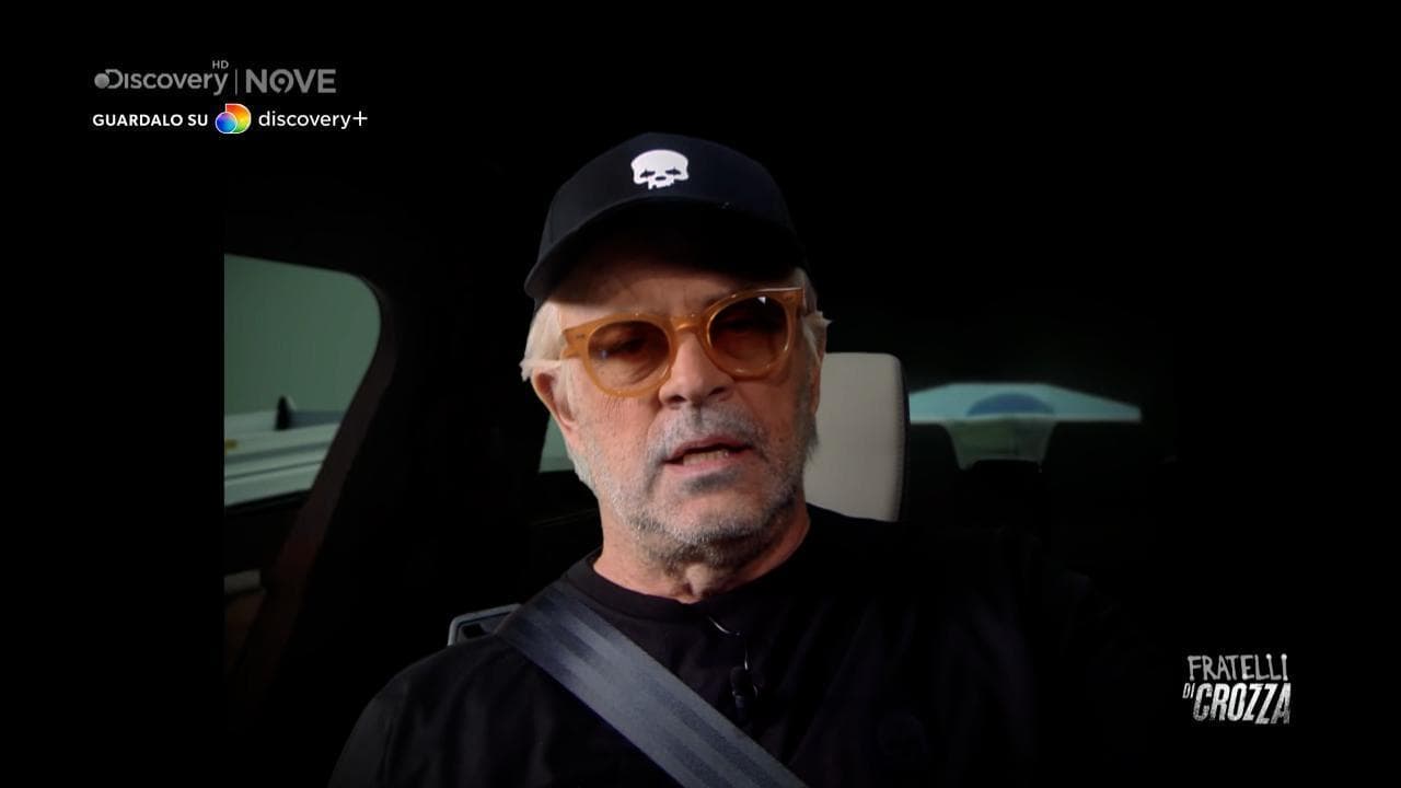 Briatore-Crozza in coda in autostrada: "Va a finire che la corsia dei poveri è quella che va più veloce"