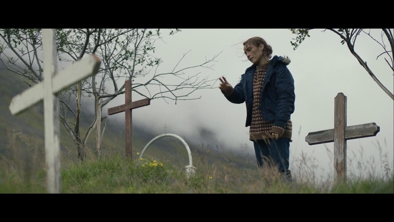 Noomi Rapace, una mamma contadina nel film surreale 'Lamb'