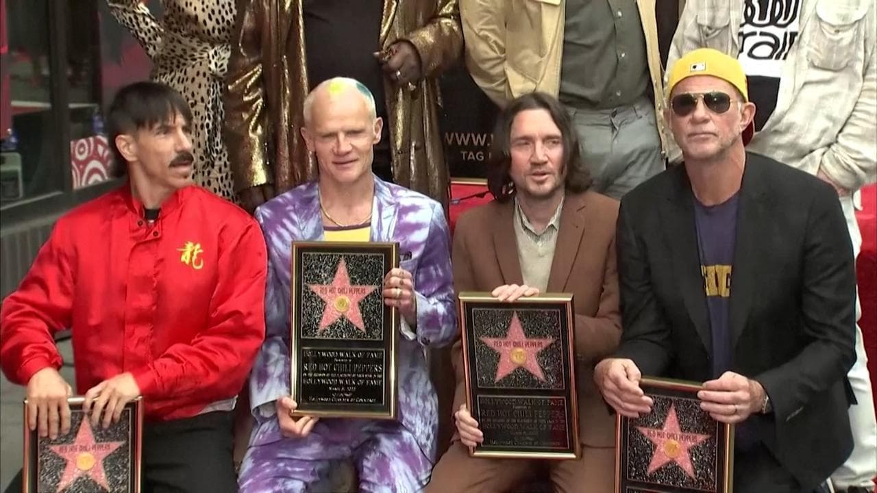 I Red Hot Chili Peppers ottengono una stella sulla Walk of Fame: centinaia di fan alla premiazione