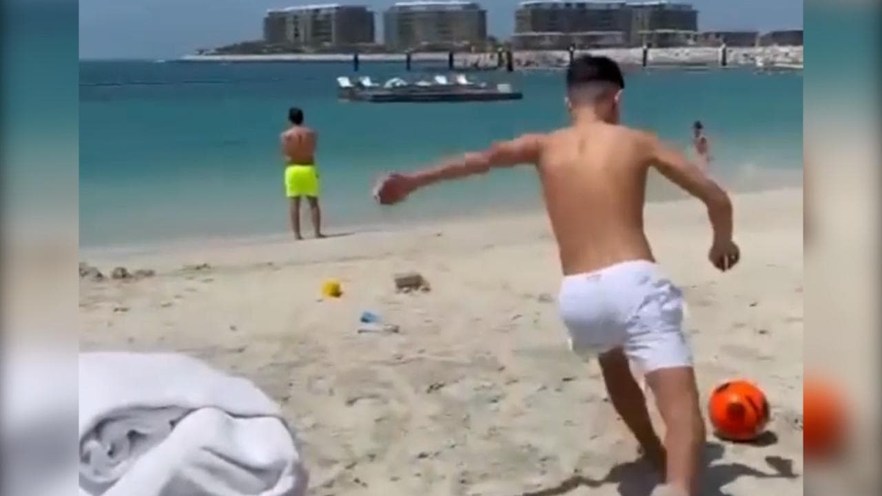 Il super destro del figlio di Del Piero, mira sul padre: la reazione di Alex è da ridere