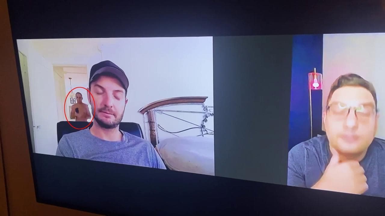 Usa, un uomo nudo spunta durante la diretta Zoom: la scena è esilarante