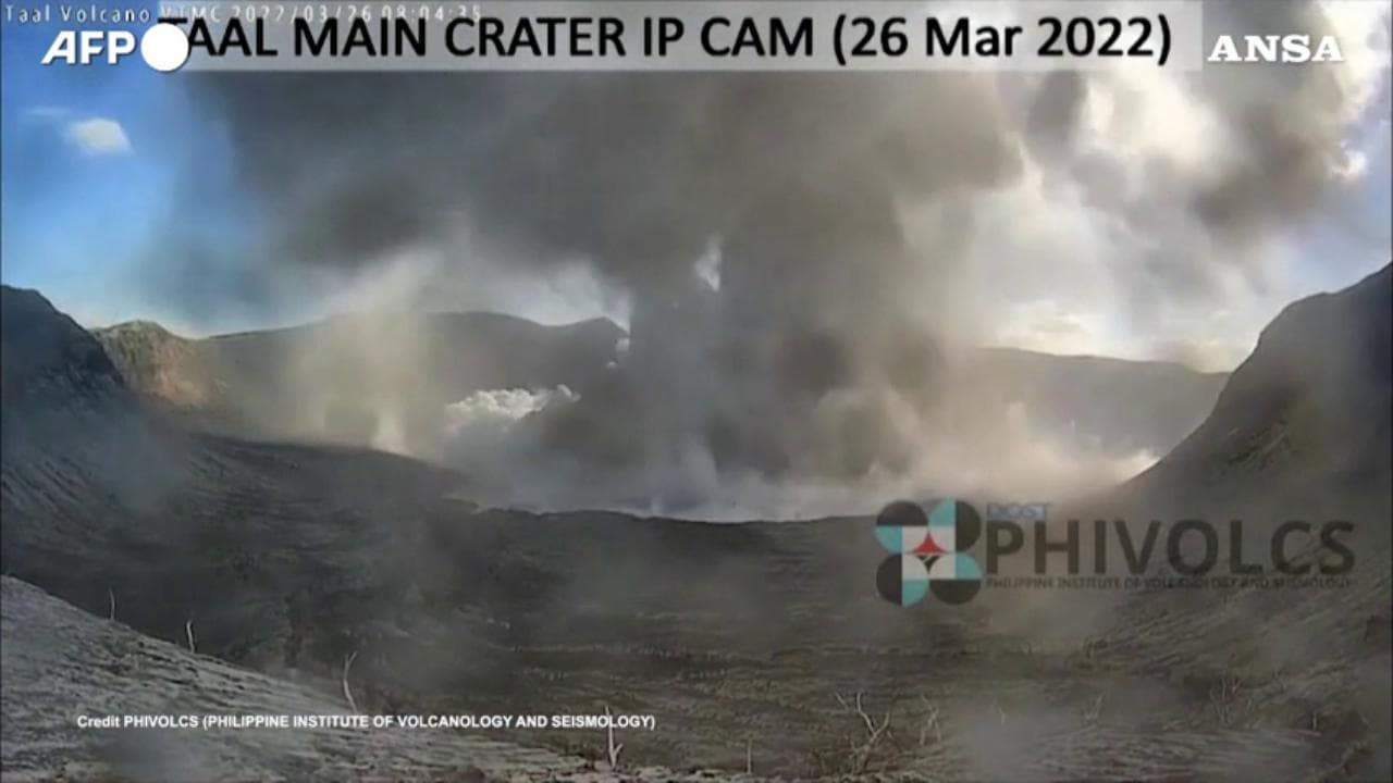 Eruzione nelle Filippine, cenere e vapore dal vulcano Taal. Migliaia gli evacuati