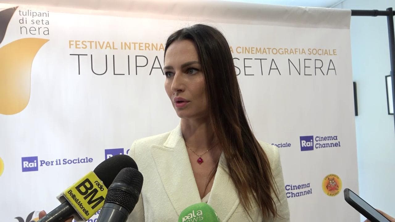 L'attrice Anna Safroncik: "Mi sento ucraina, russa e italiana. Assurdo parlare di confini nel 2022"