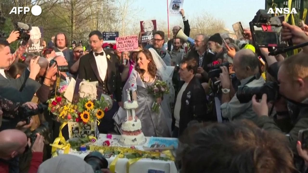Assange, Stella Moris taglia la torta nuziale fuori dal carcere: "Vorrei che Julian fosse qui"