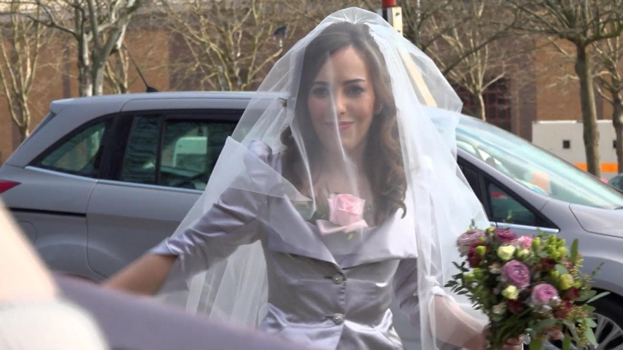 Il matrimonio di Assange e Stella Moris in carcere a Londra: l'arrivo della sposa