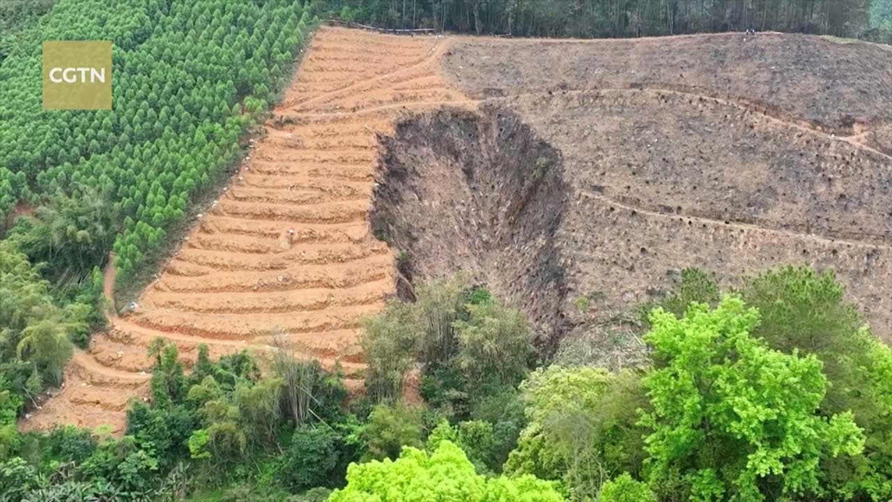 Aereo precipitato in Cina, l'enorme voragine sulla montagna causata dallo schianto