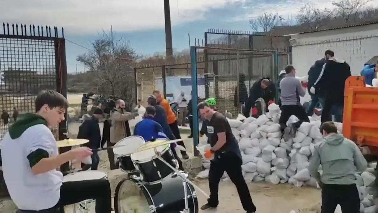 Trincee, sabbia e batteria: la spiaggia di Odessa si fortifica a ritmo di "It's my Life" dei Bon Jovi