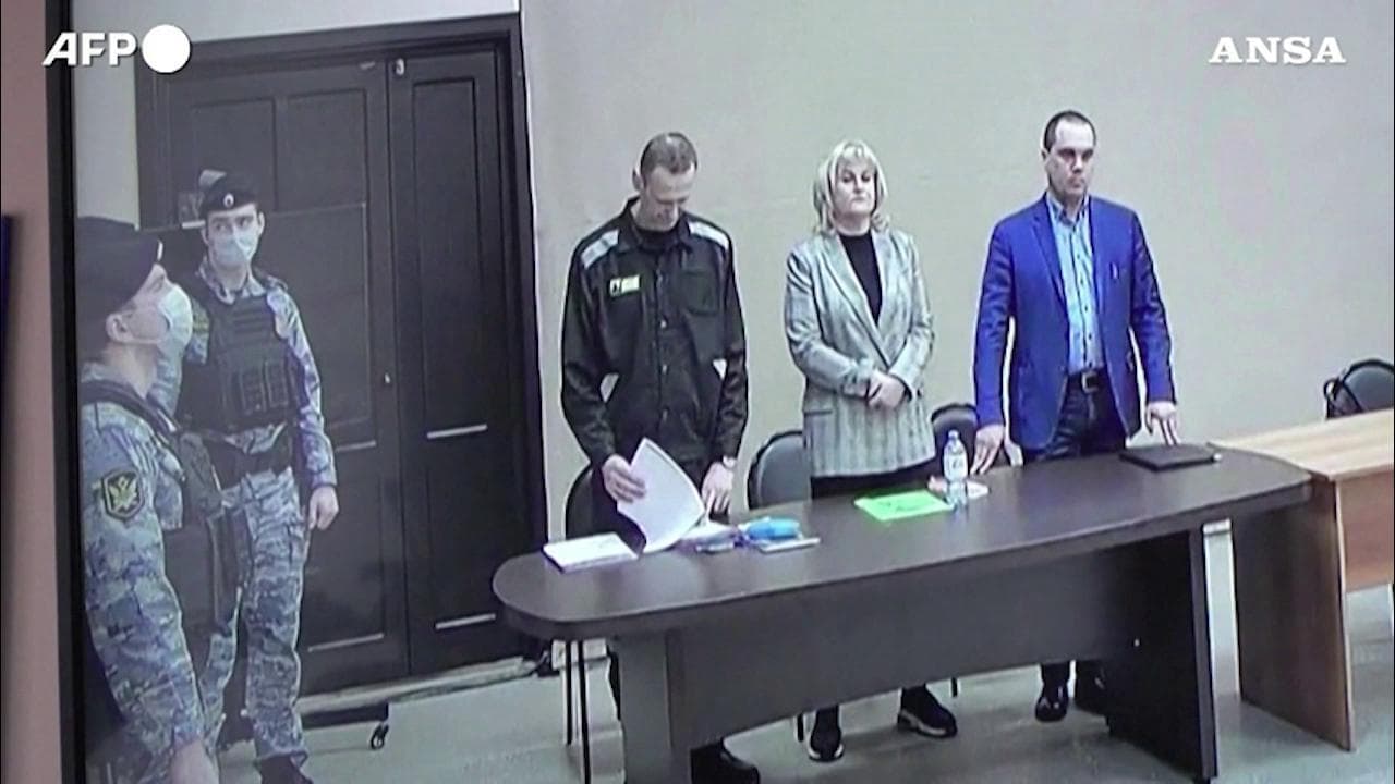 Russia, Navalny condannato a 9 anni. Il verdetto del tribunale: "Colpevole di frode su larga scala"