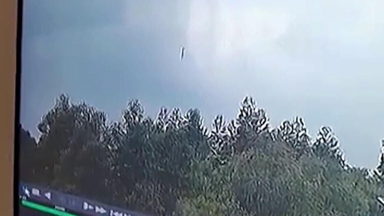 Cina, aereo si schianta con 132 persone a bordo: il momento della caduta dritta con il muso al suolo