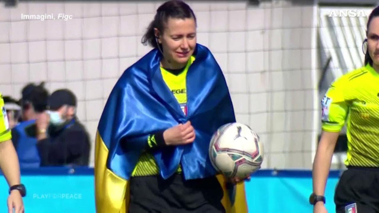 Fugge dalla guerra, arbitra in serie A: Mozul entra in campo con la bandiera della sua Ucraina