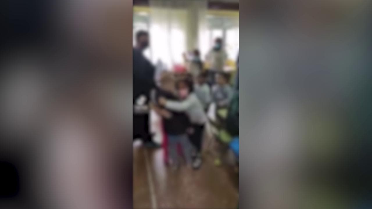 La calorosa accoglienza dei bambini di un asilo spagnolo al piccolo ucraino appena arrivato
