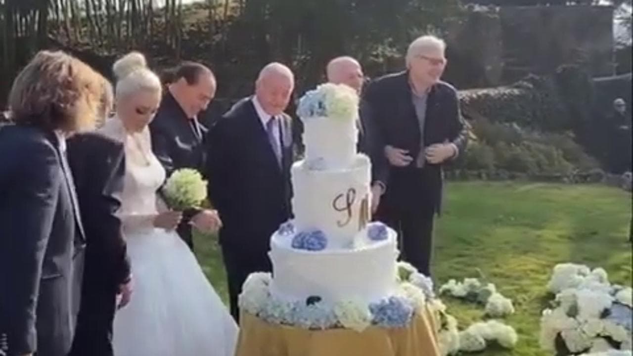 Berlusconi e Fascina, le nozze a Villa Gerletto: gli sposi davanti alla torta