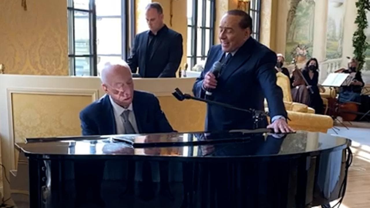 Berlusconi canta accompagnato da Confalonieri al piano, il video rubato delle 'nozze' con Marta Fascina