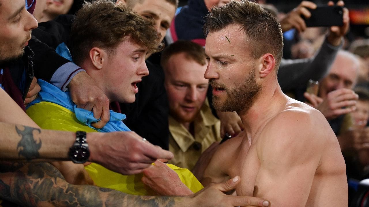 Europa League, il gol triste di Yarmolenko, mentre in tribuna sventola la bandiera della sua Ucraina