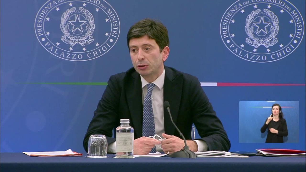 Vaccino, Speranza: "Quarta dose per tutti? No evidenza della scienza. Valutiamo per anziani"