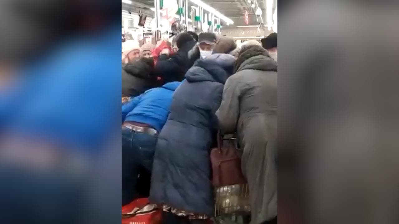 Russia, la 'battaglia per lo zucchero': la ressa in un supermercato a Kasimov