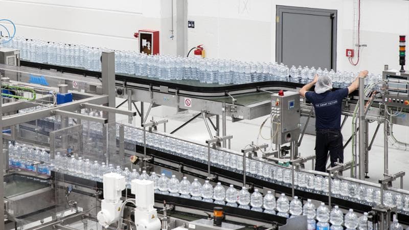 Una fabbrica per l’imbottigliamento dell’acqua minerale: in Italia consumi record (Getty images)