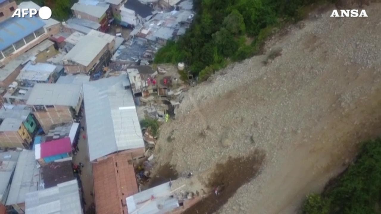 Perù, si stacca un pezzo delle Ande: case ricoperte dalla frana nelle immagini dal drone