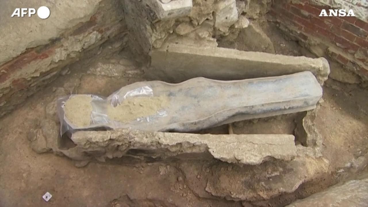 Parigi, scoperto a Notre Dame un misterioso sarcofago di piombo