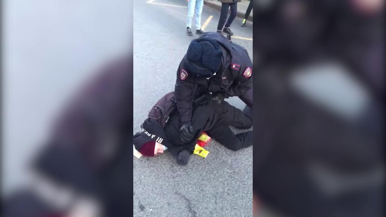Le immagini dell'arresto di Ivan Astashin sulla strada Prechistenka a Mosca il 27 febbraio 2022