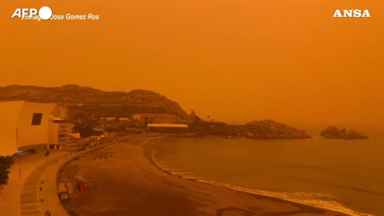 Spagna, la sabbia del Sahara colora il cielo di arancione