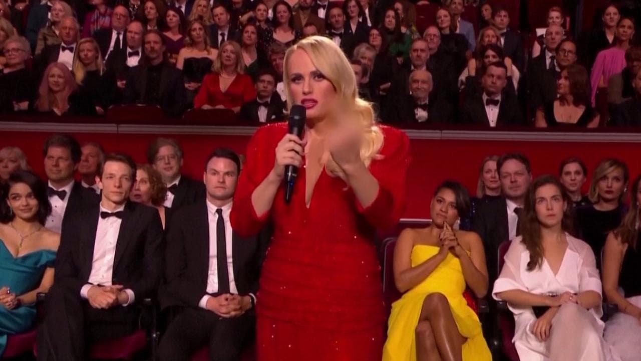 Il dito medio di Rebel Wilson dal palco dei Bafta: "Il gesto per dire Putin in tutte le lingue dei segni"