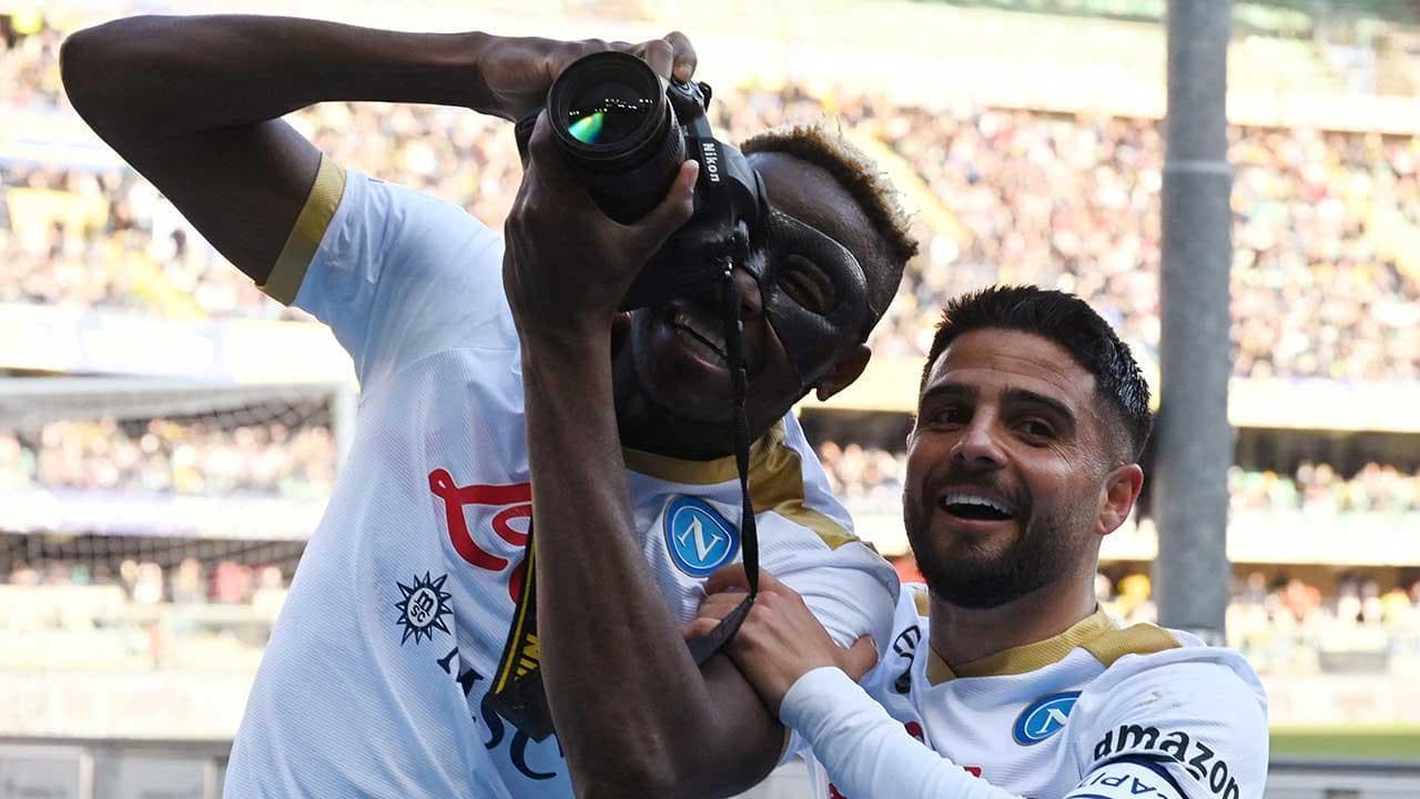 Calcio, Osimhen segna una doppietta a Verona e poi fotografa la gioia della curva del Napoli