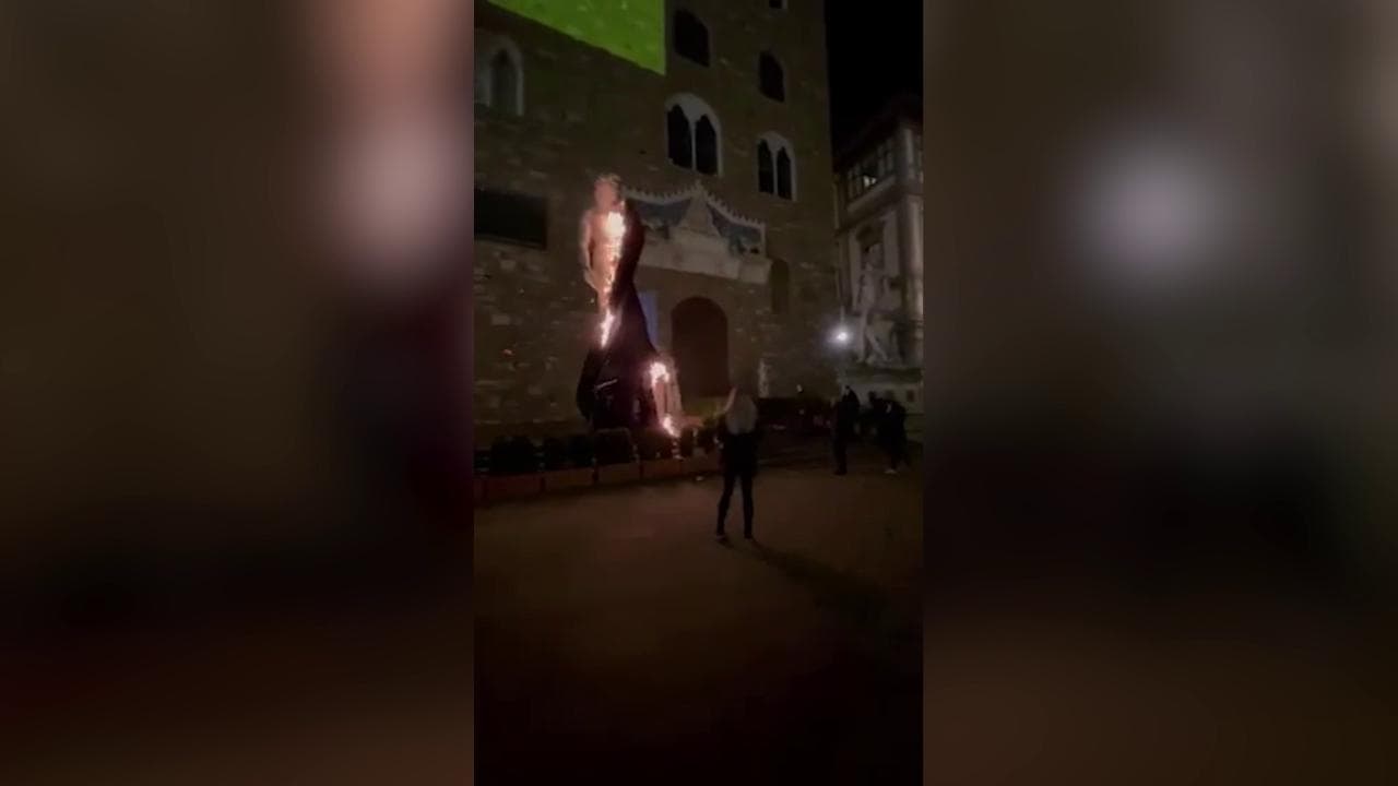 Firenze, incendia il drappo nero che copriva il David per la guerra in Ucraina
