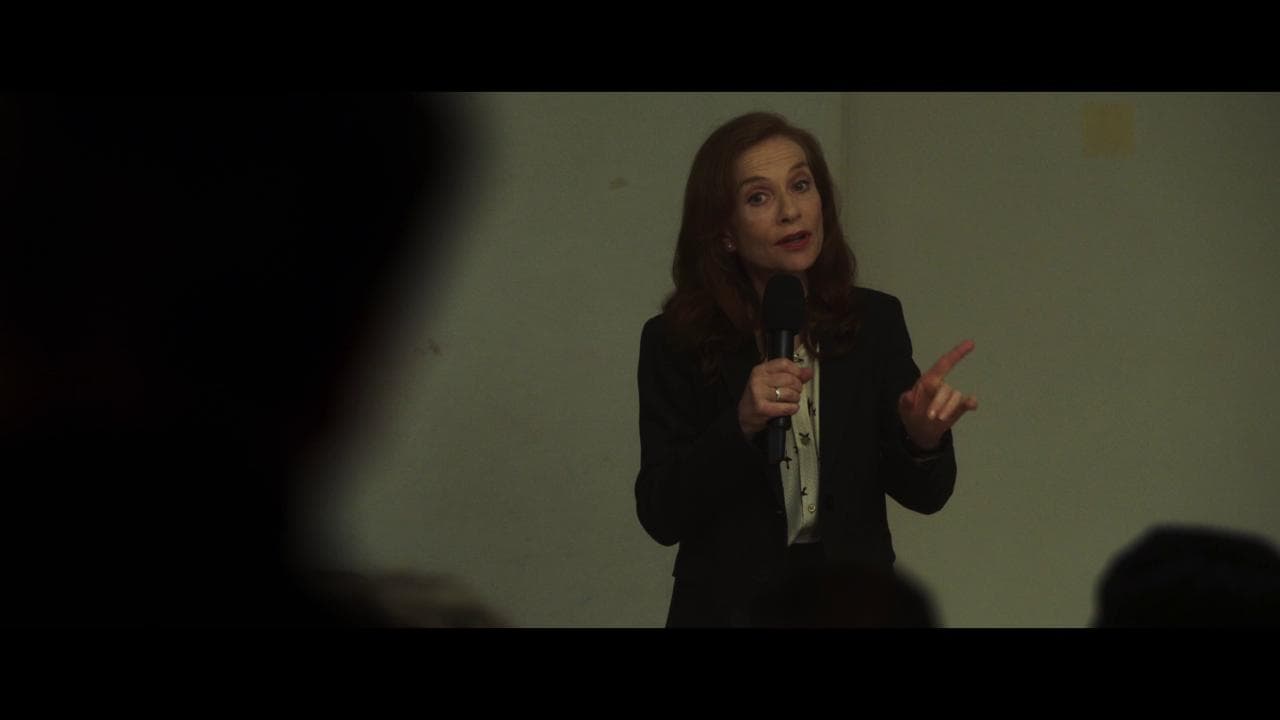 'La promessa', Isabelle Huppert è il sindaco Clémence divisa tra impegno e ambizione